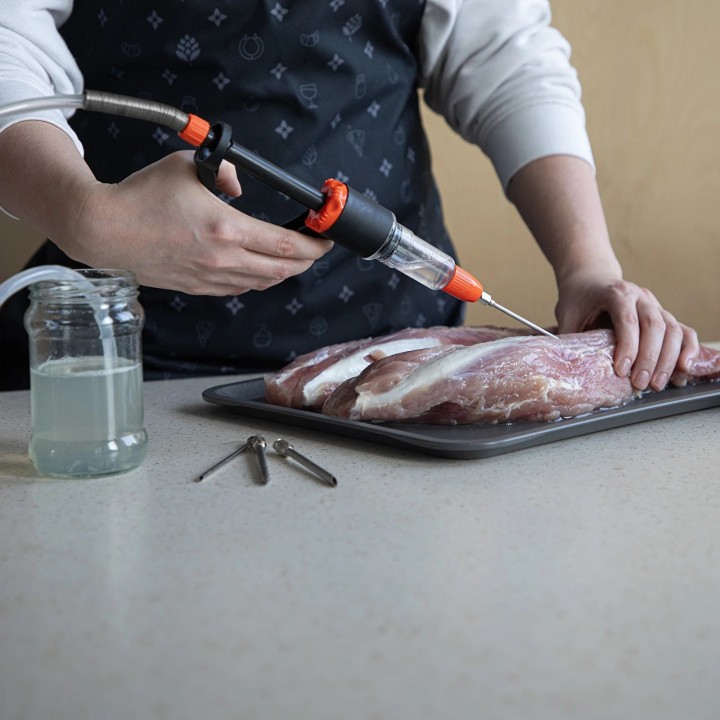 Halvautomatisk kødinjektor med slange og nålesæt